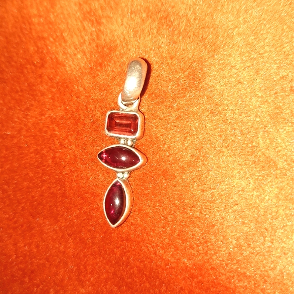 GARNET PENDANT